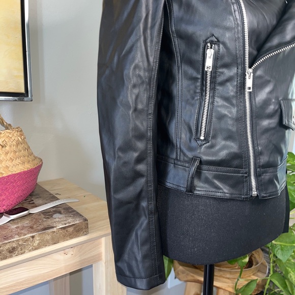 FOREVER 21 FAUX LEATHER BLACK COLD SHOULDER MOTO JACKET SIZE S NWOT. - Picture 4 of 10